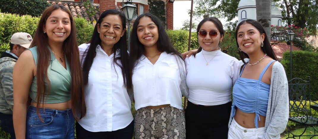 Ariadna Ayala Recibe el Apoyo Entusiasta de Jóvenes Universitarios de Atlixco